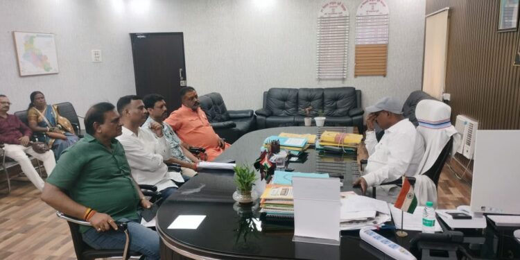 jamshedpur govindpur accident prevention meeting-गोविंदपुर में सड़क सुरक्षा और दुर्घटनाओं की रोकथाम के लिए सर्वदलीय व पंचायत प्रतिनिधियों की हुई बैठक, डीडीसी और ट्रैफिक डीएसपी को सौंपा मांग पत्र, नो इंट्री व स्पीड ब्रेकर की मांग