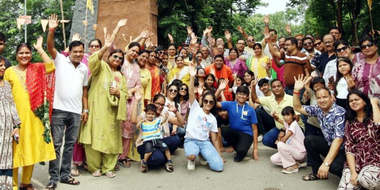 jamshedpur shyam bhatli parivar-श्याम भटली परिवार जमशेदपुर ने दलमा शिव मंदिर में किया जलाभिषेक