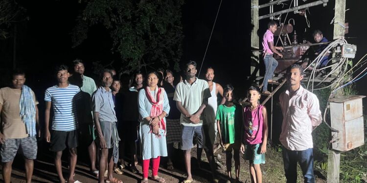 jamshedpur rural- चाकुलिया के कालापाथर गांव के ग्रामीणों को बिजली समस्या से मिली राहत, मिला नया 63 केवीए का ट्रांसफार्मर jamshedpur rural- चाकुलिया के कालापाथर गांव के ग्रामीणों को बिजली समस्या से मिली राहत, मिला नया 63 केवीए का ट्रांसफार्मर