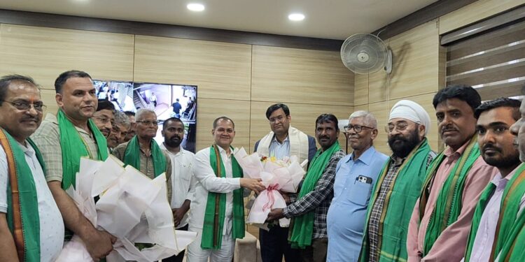 adityapur nagar parishad ex vice-chairman purendra met with jiada md – आदित्यपुर औद्योगिक क्षेत्र की जर्जर आधारभूत सुविधाओं के शीघ्र समाधान की मांग को लेकर जियाडा के एमडी वरुण रंजन से मिले पुरेंद्र,मांग पत्र सौंपकर औद्योगिक क्षेत्र की बदहाल स्थिति से कराया अवगत,देखिए video