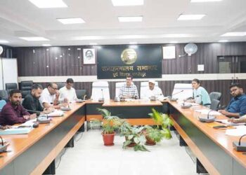 jamshedpur dc meeting : जमशेदपुर के उपायुक्त ने की जिला योजना एवं ग्रामीण विकास शाखा अंतर्गत संचालित योजनाओं, डीएमएफटी, नीति आयोग, सांसद- विधायक मद की योजनाओं की समीक्षा बैठक