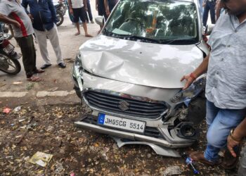 jamshedpur accident-गोविंदपुर में सड़क हादसा, अन्ना चौक के पास सड़क किनारे बैठे तीन युवकों को कार ने मारी टक्कर, तीनों गंभीर jamshedpur accident-गोविंदपुर में सड़क हादसा, अन्ना चौक के पास सड़क किनारे बैठे तीन युवकों को कार ने मारी टक्कर, तीनों गंभीर