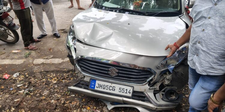 jamshedpur accident-गोविंदपुर में सड़क हादसा, अन्ना चौक के पास सड़क किनारे बैठे तीन युवकों को कार ने मारी टक्कर, तीनों गंभीर