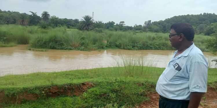 jamshedpur rural- मुड़ाठाकुरा से कुपन नदी तक निर्मित सड़क लोगों के लिए बनी दर्शनीय वस्तु, नदी पर पुलिया निर्माण की मांग, देखिए video