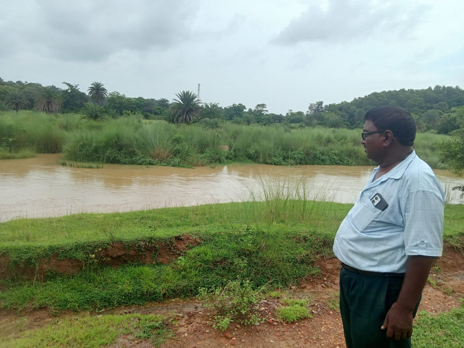 jamshedpur rural- मुड़ाठाकुरा से कुपन नदी तक निर्मित सड़क लोगों के लिए बनी दर्शनीय वस्तु, नदी पर पुलिया निर्माण की मांग, देखिए video jamshedpur rural- मुड़ाठाकुरा से कुपन नदी तक निर्मित सड़क लोगों के लिए बनी दर्शनीय वस्तु, नदी पर पुलिया निर्माण की मांग, देखिए video