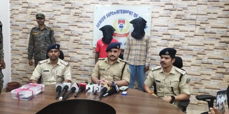 jamshedpur police success-घाटशिला पुलिस को मिली कामयाबी, 13.12 ग्राम ब्राउन शुगर के साथ दो युवक गिरफ्तार, एक बाइक व दो मोबाइल बरामद, देखिए video