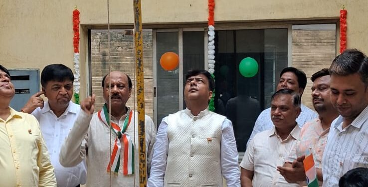 Jamshedpur wholesale vastra vikreta sangh- जमशेदपुर थोक वस्त्र विक्रेता संघ ने मनाया स्वतंत्रता दिवस समारोह, अध्यक्ष अनिल मोदी ने किया ध्वजारोहण