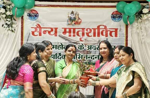 jamshedpur sainya matrushakti- सैन्य मातृशक्ति ने धूमधाम से मनाया मिलन-सह-सावन महोत्सव, सावन गीत व कजरी धुन पर थिरकी, डॉ. मीरा मुंडा, डॉ. त्रिपुरा झा और संध्या सिंह की गरिमामयी उपस्थिति में महिलाओं ने दिखाई प्रतिभा, देखिए video jamshedpur sainya matrushakti- सैन्य मातृशक्ति ने धूमधाम से मनाया मिलन-सह-सावन महोत्सव, सावन गीत व कजरी धुन पर थिरकी, डॉ. मीरा मुंडा, डॉ. त्रिपुरा झा और संध्या सिंह की गरिमामयी उपस्थिति में महिलाओं ने दिखाई प्रतिभा, देखिए video