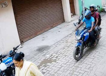 jamshedpur snatching-उलीडीह में पूजा करने जा रही बुजुर्ग महिला से चेन की छिनतई, बाइक सवार युवकों ने घटना को दिया अंजाम, पुलिस मामले की जांच में जुटी, देखिए video jamshedpur snatching-उलीडीह में पूजा करने जा रही बुजुर्ग महिला से चेन की छिनतई, बाइक सवार युवकों ने घटना को दिया अंजाम, पुलिस मामले की जांच में जुटी, देखिए video