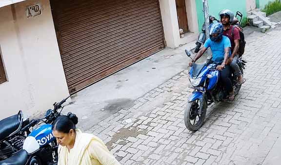 jamshedpur snatching-उलीडीह में पूजा करने जा रही बुजुर्ग महिला से चेन की छिनतई, बाइक सवार युवकों ने घटना को दिया अंजाम, पुलिस मामले की जांच में जुटी, देखिए video jamshedpur snatching-उलीडीह में पूजा करने जा रही बुजुर्ग महिला से चेन की छिनतई, बाइक सवार युवकों ने घटना को दिया अंजाम, पुलिस मामले की जांच में जुटी, देखिए video