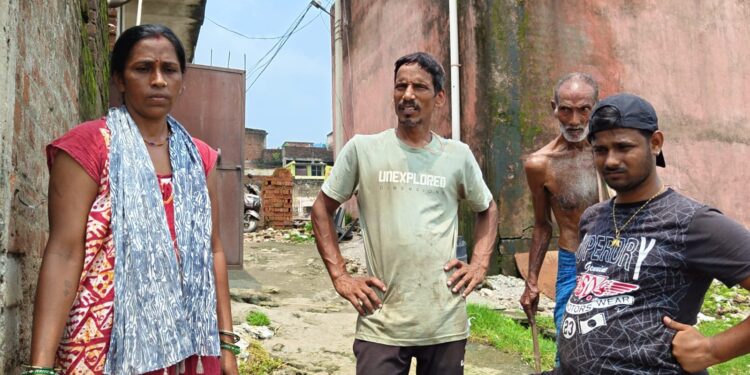 Jamshedpur encroachment : मानगो के बैकुंठनगर और कुंवर बस्ती में घरों को तोड़ने के लिए पहुंची टीम, सामान समेटने के लिए दी मोहलत, प्रशासन पर भेदभाव का आरोप