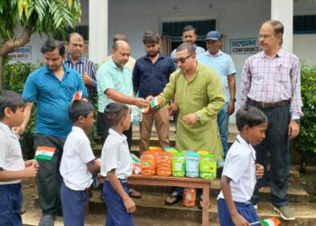 jamshedpur rural-भाजपा नेता ऋषि षाड़ंगी ने बच्चों के बीच भरा देशप्रेम का उत्साह, घाटशिला के 500 बच्चों के बीच बांटा तिरंगा झण्डा