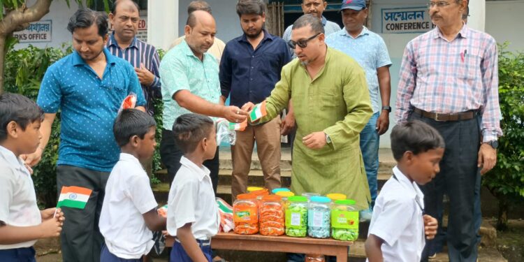 jamshedpur rural-भाजपा नेता ऋषि षाड़ंगी ने बच्चों के बीच भरा देशप्रेम का उत्साह, घाटशिला के 500 बच्चों के बीच बांटा तिरंगा झण्डा