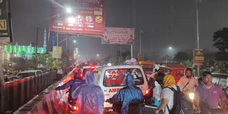 jamshedpur jugsalai jam-जुगसलाई में लगा जाम, एंबुलेंस फंसी, ट्रैफिक व्यवस्था पर उठे सवाल jamshedpur jugsalai jam-जुगसलाई में लगा जाम, एंबुलेंस फंसी, ट्रैफिक व्यवस्था पर उठे सवाल