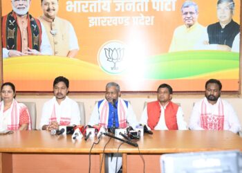 jharkhand bjp- कांग्रेस ने आदिवासियों के साथ हमेशा किया छल, मिशनरी ने निभाई सहयोगी की भूमिका : बाबूलाल मरांडी, झारखंड की बदलती डेमोग्राफी पर भाजपा ने जताई चिंता, कहा- आदिवासियों की घट रही आबादी, बदलती डेमोग्राफी पर कांग्रेस, मिशनरी और हेमंत सरकार की चुप्पी घातक