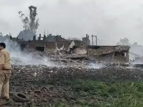 UP incident- प्रयागराज -कौशांबी सीमा से सटे एक पटाखा फैक्ट्री में विस्फोट, 5 मरे, 15 झुलसे UP incident- प्रयागराज -कौशांबी सीमा से सटे एक पटाखा फैक्ट्री में विस्फोट, 5 मरे, 15 झुलसे