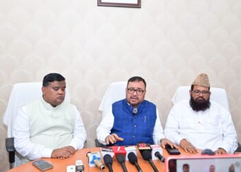 jharkhand minority commission : चतरा में मोहम्मद इमरोज मॉब लिंचिंग को लेकर बड़गांव पहुंचे अल्पसंख्यक आयोग के अध्यक्ष हिदायतुल्लाह खान, पीड़ित परिवार से मुलाकात कर जाना दर्द, परिजनों के आंसू पोंछे और जल्द इंसाफ का दिलाया भरोसा jharkhand minority commission : चतरा में मोहम्मद इमरोज मॉब लिंचिंग को लेकर बड़गांव पहुंचे अल्पसंख्यक आयोग के अध्यक्ष हिदायतुल्लाह खान, पीड़ित परिवार से मुलाकात कर जाना दर्द, परिजनों के आंसू पोंछे और जल्द इंसाफ का दिलाया भरोसा