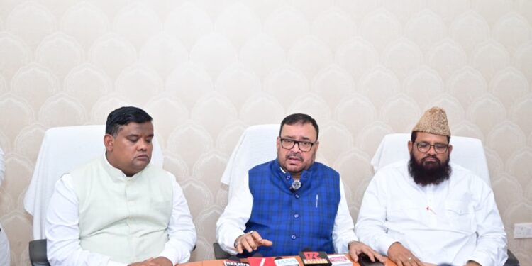 jharkhand minority commission : चतरा में मोहम्मद इमरोज मॉब लिंचिंग को लेकर बड़गांव पहुंचे अल्पसंख्यक आयोग के अध्यक्ष हिदायतुल्लाह खान, पीड़ित परिवार से मुलाकात कर जाना दर्द, परिजनों के आंसू पोंछे और जल्द इंसाफ का दिलाया भरोसा