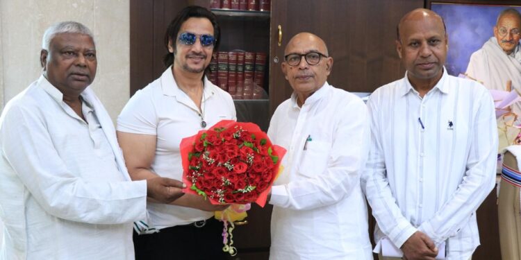 jharkhand visit of star : फिल्म स्टार जावेद पठान झारखंड विधानसभा अध्यक्ष से मिले, धनबाद के रहने वाले है जावेद jharkhand visit of star : फिल्म स्टार जावेद पठान झारखंड विधानसभा अध्यक्ष से मिले, धनबाद के रहने वाले है जावेद