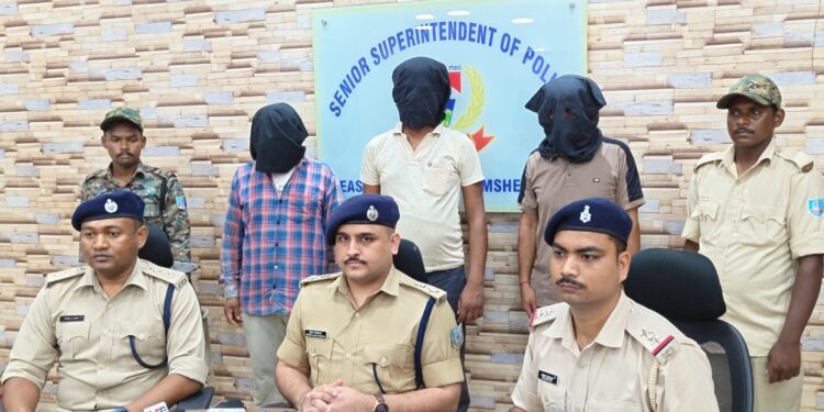 jamshedpur police success- जमशेदपुर पुलिस की बड़ी कार्रवाई, गालूडीह बराज के पास 11 किलो गांजा के साथ तीन युवकों को धर दबोचा jamshedpur police success- जमशेदपुर पुलिस की बड़ी कार्रवाई, गालूडीह बराज के पास 11 किलो गांजा के साथ तीन युवकों को धर दबोचा