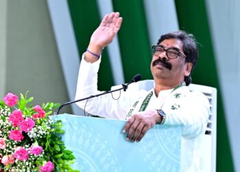 jharkhand van mahotsav : झारखंड के 77वें राज्यव्यापी वन महोत्सव में सम्मिलित हुए मुख्यमंत्री हेमन्त सोरेन एवं उनकी पत्नी कल्पना सोरेन, मौके पर वृक्षारोपण कर पर्यावरण संरक्षण और हरित भविष्य का दिया संदेश