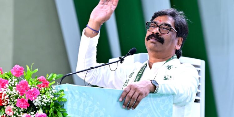 jharkhand van mahotsav : झारखंड के 77वें राज्यव्यापी वन महोत्सव में सम्मिलित हुए मुख्यमंत्री हेमन्त सोरेन एवं उनकी पत्नी कल्पना सोरेन, मौके पर वृक्षारोपण कर पर्यावरण संरक्षण और हरित भविष्य का दिया संदेश