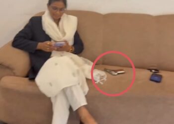 jharkhand ex cm daughter viral video : पूर्व मुख्यमंत्री चंपई सोरेन की पुत्री दुखनी सोरेन का हथियार के साथ वीडियो सोशल मीडिया पर वायरल, जांच की उठ रही मांग jharkhand ex cm daughter viral video : पूर्व मुख्यमंत्री चंपई सोरेन की पुत्री दुखनी सोरेन का हथियार के साथ वीडियो सोशल मीडिया पर वायरल, जांच की उठ रही मांग