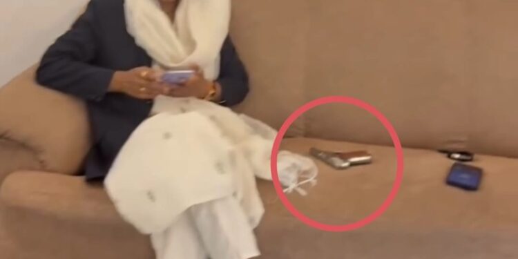 jharkhand ex cm daughter viral video : पूर्व मुख्यमंत्री चंपई सोरेन की पुत्री दुखनी सोरेन का हथियार के साथ वीडियो सोशल मीडिया पर वायरल, जांच की उठ रही मांग
