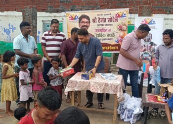 jamshedpur rural- पूर्व विधायक कुणाल षाड़ंगी ने बच्चों के बीच मनाया मुख्यमंत्री हेमंत सोरेन का 51वां जन्मदिन, सैकड़ों बच्चों को दिए स्कूल शूज़,देखिए video jamshedpur rural- पूर्व विधायक कुणाल षाड़ंगी ने बच्चों के बीच मनाया मुख्यमंत्री हेमंत सोरेन का 51वां जन्मदिन, सैकड़ों बच्चों को दिए स्कूल शूज़,देखिए video