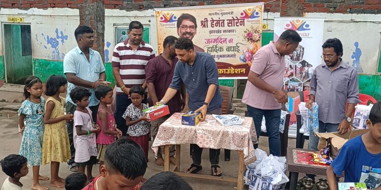 jamshedpur rural- पूर्व विधायक कुणाल षाड़ंगी ने बच्चों के बीच मनाया मुख्यमंत्री हेमंत सोरेन का 51वां जन्मदिन, सैकड़ों बच्चों को दिए स्कूल शूज़,देखिए video jamshedpur rural- पूर्व विधायक कुणाल षाड़ंगी ने बच्चों के बीच मनाया मुख्यमंत्री हेमंत सोरेन का 51वां जन्मदिन, सैकड़ों बच्चों को दिए स्कूल शूज़,देखिए video