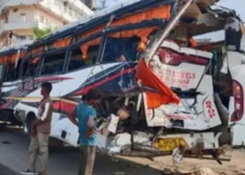 bihar accident- वाराणसी से पटना आ रही बस औरंगाबाद में पलटी, 20 घायल, तीन गंभीर bihar accident- वाराणसी से पटना आ रही बस औरंगाबाद में पलटी, 20 घायल, तीन गंभीर