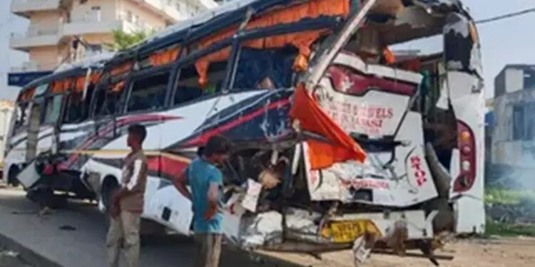 bihar accident- वाराणसी से पटना आ रही बस औरंगाबाद में पलटी, 20 घायल, तीन गंभीर bihar accident- वाराणसी से पटना आ रही बस औरंगाबाद में पलटी, 20 घायल, तीन गंभीर