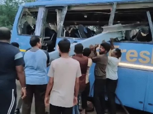 Telangana road accident-तेलंगाना में सड़क हादसा, यात्री बस ने ट्रक को मारी टक्कर, छह की मौत, 12 घायल, दो गंभीर Telangana road accident-तेलंगाना में सड़क हादसा, यात्री बस ने ट्रक को मारी टक्कर, छह की मौत, 12 घायल, दो गंभीर