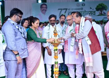 jharkhand van mahotsav : झारखंड विधान सभा परिसर में आयोजित “77वां राज्यव्यापी वन महोत्सव” कार्यक्रम में सम्मिलित हुए विधानसभा अध्यक्ष रबींद्र नाथ महतो व मुख्यमंत्री हेमन्त सोरेन, पौधारोपण कर पर्यावरण संरक्षण का दिया संदेश jharkhand van mahotsav : झारखंड विधान सभा परिसर में आयोजित “77वां राज्यव्यापी वन महोत्सव” कार्यक्रम में सम्मिलित हुए विधानसभा अध्यक्ष रबींद्र नाथ महतो व मुख्यमंत्री हेमन्त सोरेन, पौधारोपण कर पर्यावरण संरक्षण का दिया संदेश
