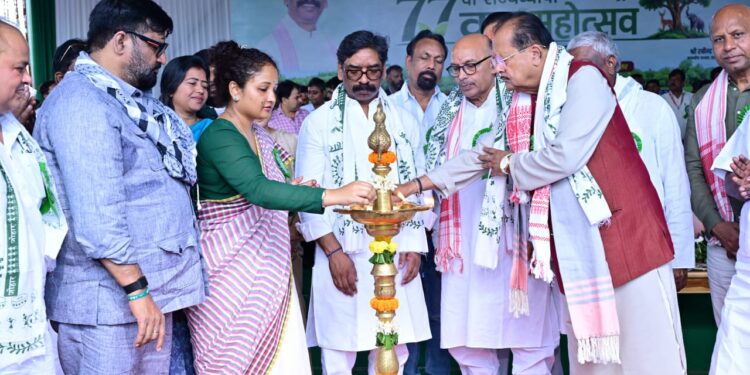 jharkhand van mahotsav : झारखंड विधान सभा परिसर में आयोजित “77वां राज्यव्यापी वन महोत्सव” कार्यक्रम में सम्मिलित हुए विधानसभा अध्यक्ष रबींद्र नाथ महतो व मुख्यमंत्री हेमन्त सोरेन, पौधारोपण कर पर्यावरण संरक्षण का दिया संदेश