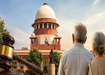 Supreme Court: बुजुर्ग माता पिता अपने बच्चों को संपत्ति से कर सकते है बेदखल, शीर्ष अदालत ने कहा -बढ़ती उम्र में अपमान व असुरक्षा के साथ जिंदगी गुजारना नहीं, यह सभ्य समाज का काम नहीं Supreme Court: बुजुर्ग माता पिता अपने बच्चों को संपत्ति से कर सकते है बेदखल, शीर्ष अदालत ने कहा -बढ़ती उम्र में अपमान व असुरक्षा के साथ जिंदगी गुजारना नहीं, यह सभ्य समाज का काम नहीं