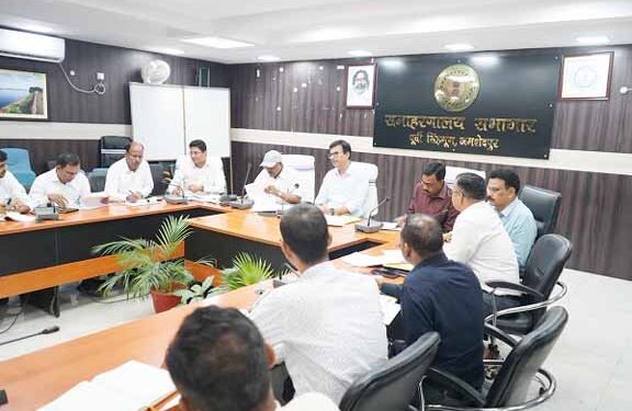 jamshedpur dc meeting : जमशेदपुर के उपायुक्त ने की नगर निकायों की बैठक, लंबित योजनाओं में तेजी लाने एवं नागरिक सुविधाओं को सुदृढ़ करने के दिए निर्देश, एकरारनामा नहीं करने वाली योजनाओं में संबंधित एजेंसियों को नोटिस