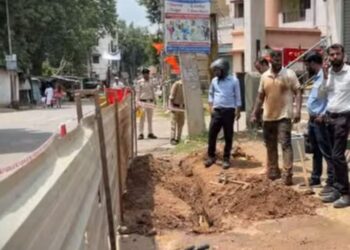 jamshedpur domestic gas pipeline damaged- सोनारी में सड़क निर्माण के दौरान घरेलू गैस पाइपलाइन क्षतिग्रस्त, गैस आपूर्ति प्रभावित,गेल की टीम ने शुरू किया मरम्मत कार्य jamshedpur domestic gas pipeline damaged- सोनारी में सड़क निर्माण के दौरान घरेलू गैस पाइपलाइन क्षतिग्रस्त, गैस आपूर्ति प्रभावित,गेल की टीम ने शुरू किया मरम्मत कार्य