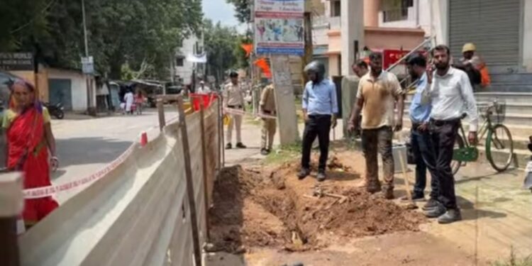 jamshedpur domestic gas pipeline damaged- सोनारी में सड़क निर्माण के दौरान घरेलू गैस पाइपलाइन क्षतिग्रस्त, गैस आपूर्ति प्रभावित,गेल की टीम ने शुरू किया मरम्मत कार्य