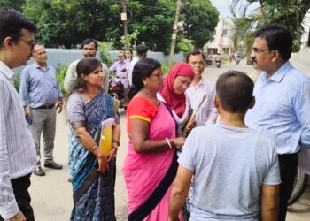 jharkhand election commissioner visit to jamshedpur : झारखंड के मुख्य निर्वाचन पदाधिकारी ने पूर्वी सिंहभूम जिले के घाटशिला क्षेत्र अंतर्गत विभिन्न मतदान केंद्रों का किया निरीक्षण, ‘होम-टू-रोल’ एवं ‘एक परिवार–एक मतदान केंद्र’ के अनुरूप मतदाता सूची को सुव्यवस्थित करने का दिया निर्देश jharkhand election commissioner visit to jamshedpur : झारखंड के मुख्य निर्वाचन पदाधिकारी ने पूर्वी सिंहभूम जिले के घाटशिला क्षेत्र अंतर्गत विभिन्न मतदान केंद्रों का किया निरीक्षण, ‘होम-टू-रोल’ एवं ‘एक परिवार–एक मतदान केंद्र’ के अनुरूप मतदाता सूची को सुव्यवस्थित करने का दिया निर्देश