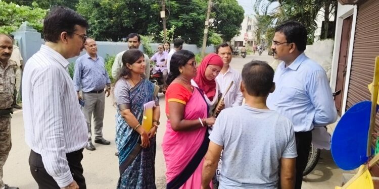 jharkhand election commissioner visit to jamshedpur : झारखंड के मुख्य निर्वाचन पदाधिकारी ने पूर्वी सिंहभूम जिले के घाटशिला क्षेत्र अंतर्गत विभिन्न मतदान केंद्रों का किया निरीक्षण, ‘होम-टू-रोल’ एवं ‘एक परिवार–एक मतदान केंद्र’ के अनुरूप मतदाता सूची को सुव्यवस्थित करने का दिया निर्देश jharkhand election commissioner visit to jamshedpur : झारखंड के मुख्य निर्वाचन पदाधिकारी ने पूर्वी सिंहभूम जिले के घाटशिला क्षेत्र अंतर्गत विभिन्न मतदान केंद्रों का किया निरीक्षण, ‘होम-टू-रोल’ एवं ‘एक परिवार–एक मतदान केंद्र’ के अनुरूप मतदाता सूची को सुव्यवस्थित करने का दिया निर्देश