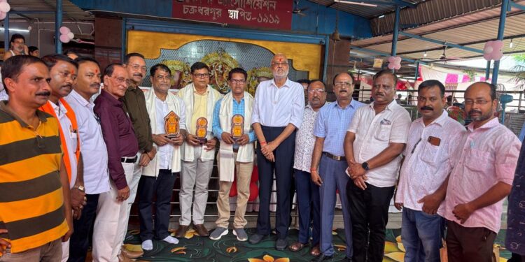 west singhbhum ckp blood donation-51वें रक्तदान शिविर में पहुंचे उद्योगपति मुकुंद रुंगटा, रक्तदाताओं का बढ़ाया उत्साह,बंगाली एसोसिएशन ने बुके व अंगवस्त्र देकर किया सम्मान, समाजसेवा में संस्था की भूमिका की सराहना की