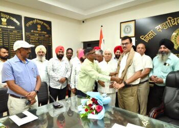 jamshedpur har har mahadeo seva sangh : हर हर महादेव सेवा संघ की 26वीं भजन संध्या के लिए प्रशासन एवं पुलिस अधिकारियों को निमंत्रण, संघ प्रतिनिधिमंडल ने उपायुक्त, वरीय आरक्षी अधीक्षक सहित अन्य वरीय अधिकारियों से की मुलाकात jamshedpur har har mahadeo seva sangh : हर हर महादेव सेवा संघ की 26वीं भजन संध्या के लिए प्रशासन एवं पुलिस अधिकारियों को निमंत्रण, संघ प्रतिनिधिमंडल ने उपायुक्त, वरीय आरक्षी अधीक्षक सहित अन्य वरीय अधिकारियों से की मुलाकात