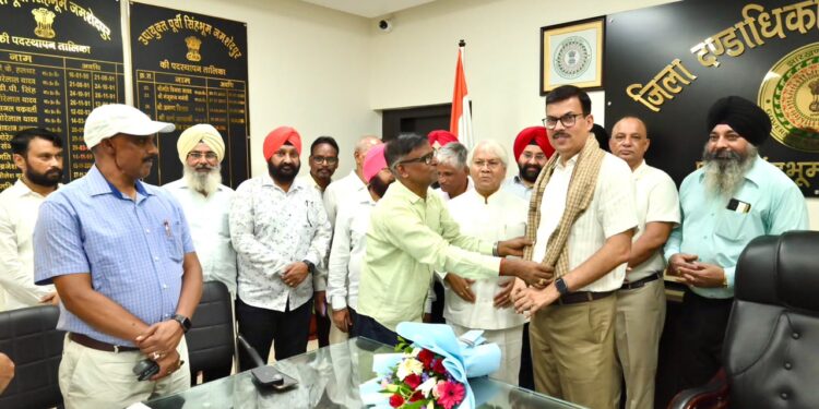jamshedpur har har mahadeo seva sangh : हर हर महादेव सेवा संघ की 26वीं भजन संध्या के लिए प्रशासन एवं पुलिस अधिकारियों को निमंत्रण, संघ प्रतिनिधिमंडल ने उपायुक्त, वरीय आरक्षी अधीक्षक सहित अन्य वरीय अधिकारियों से की मुलाकात
