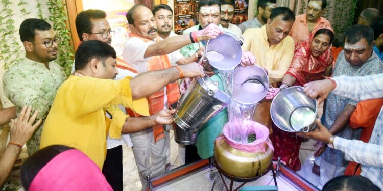 jamshedpur sahasraghat jalabhishek-साकची बाजार शिव मंदिर में सुल्तानगंज के गंगाजल से हुई सहस्त्रघट जलाभिषेक पूजा, हर हर महादेव के जयघोष से गूंजा मंदिर, सैकड़ों श्रद्धालु हुए शामिल