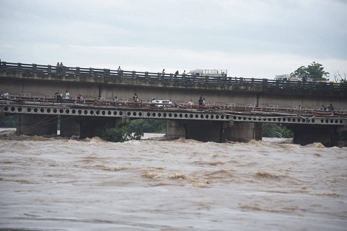 Jamshedpur flood update : जमशेदपुर में बाढ़ से राहत, खतरे के निशान के पास पहुंची दोनों नदियां Jamshedpur flood update : जमशेदपुर में बाढ़ से राहत, खतरे के निशान के पास पहुंची दोनों नदियां