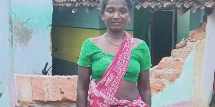 Saraikela chandil elephant terror: चांडिल वन रेंज में जंगली हाथियों का आतंक, घर पर हमला कर किया क्षतिग्रस्त Saraikela chandil elephant terror: चांडिल वन रेंज में जंगली हाथियों का आतंक, घर पर हमला कर किया क्षतिग्रस्त