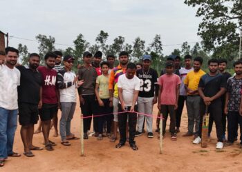 Jamshedpur rural cricket tournament: मानुषमुरिया के भालको मैदान में एक दिवसीय क्रिकेट टूर्नामेंट का मुखिया ने किया उद्घाटन, खिलाड़ियों का उत्साह बढ़ाया