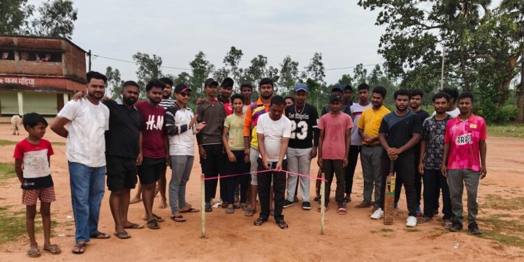 Jamshedpur rural cricket tournament: मानुषमुरिया के भालको मैदान में एक दिवसीय क्रिकेट टूर्नामेंट का मुखिया ने किया उद्घाटन, खिलाड़ियों का उत्साह बढ़ाया