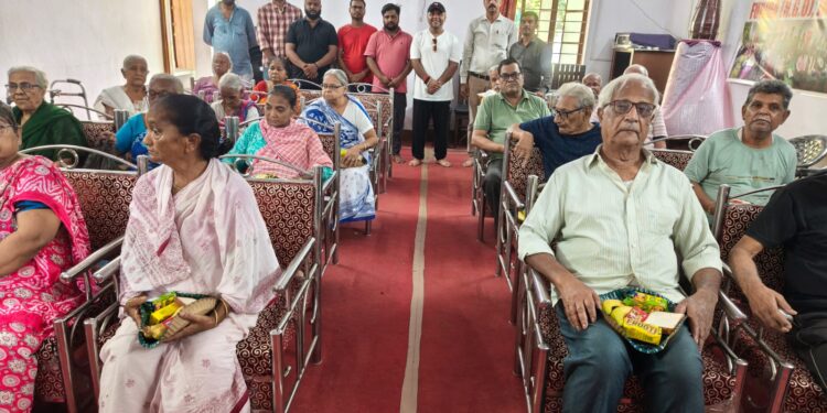 Jamshedpur helping hand – जमशेदपुर की सामाजिक संस्था प्रयत्न ने वृद्ध आश्रम में किया नि:स्वार्थ सेवा कार्य, बुजुर्गों के चेहरे पर बिखरी मुस्कान